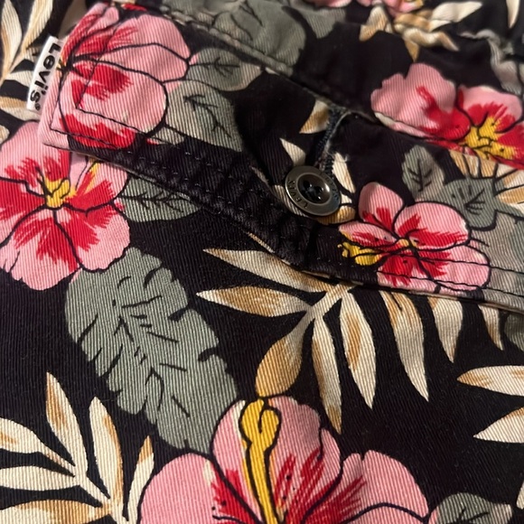 Levi’s floral shorts - Picture 3 of 6